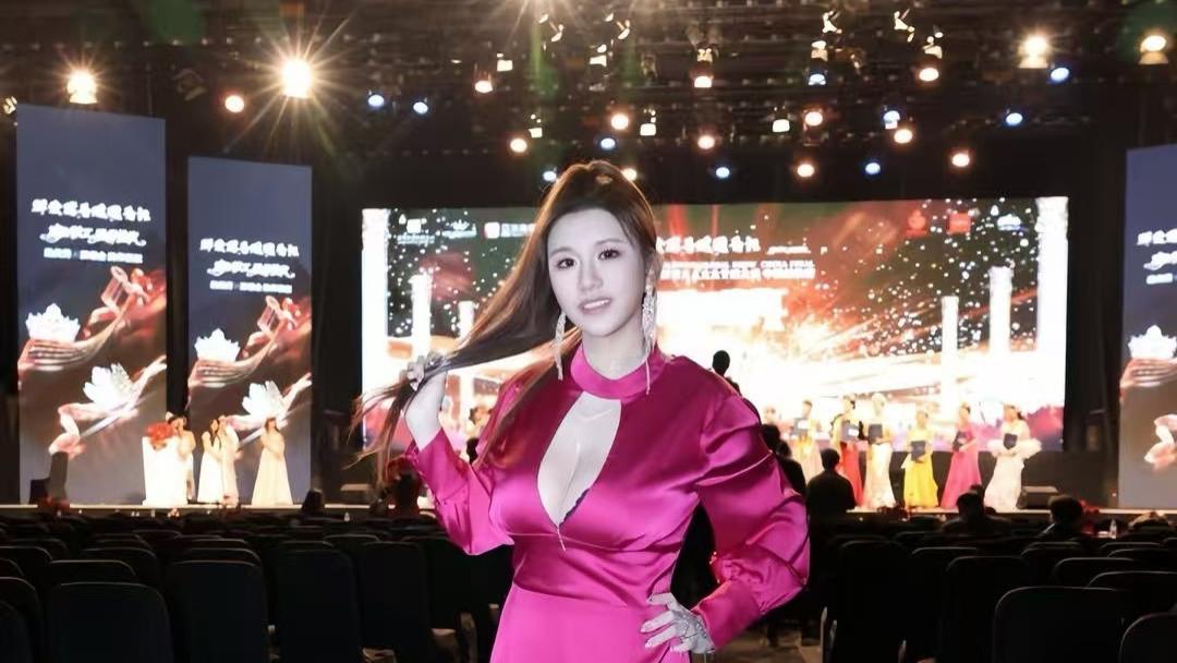 不是剧本！选美盛典两大美女摔作一团，罗云琦低调躲镜头戳中网友笑点