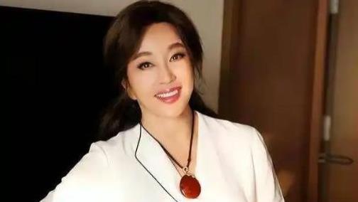 刘晓庆回乡为自己选墓地，老年装扮差点认不出，真实状态引热议