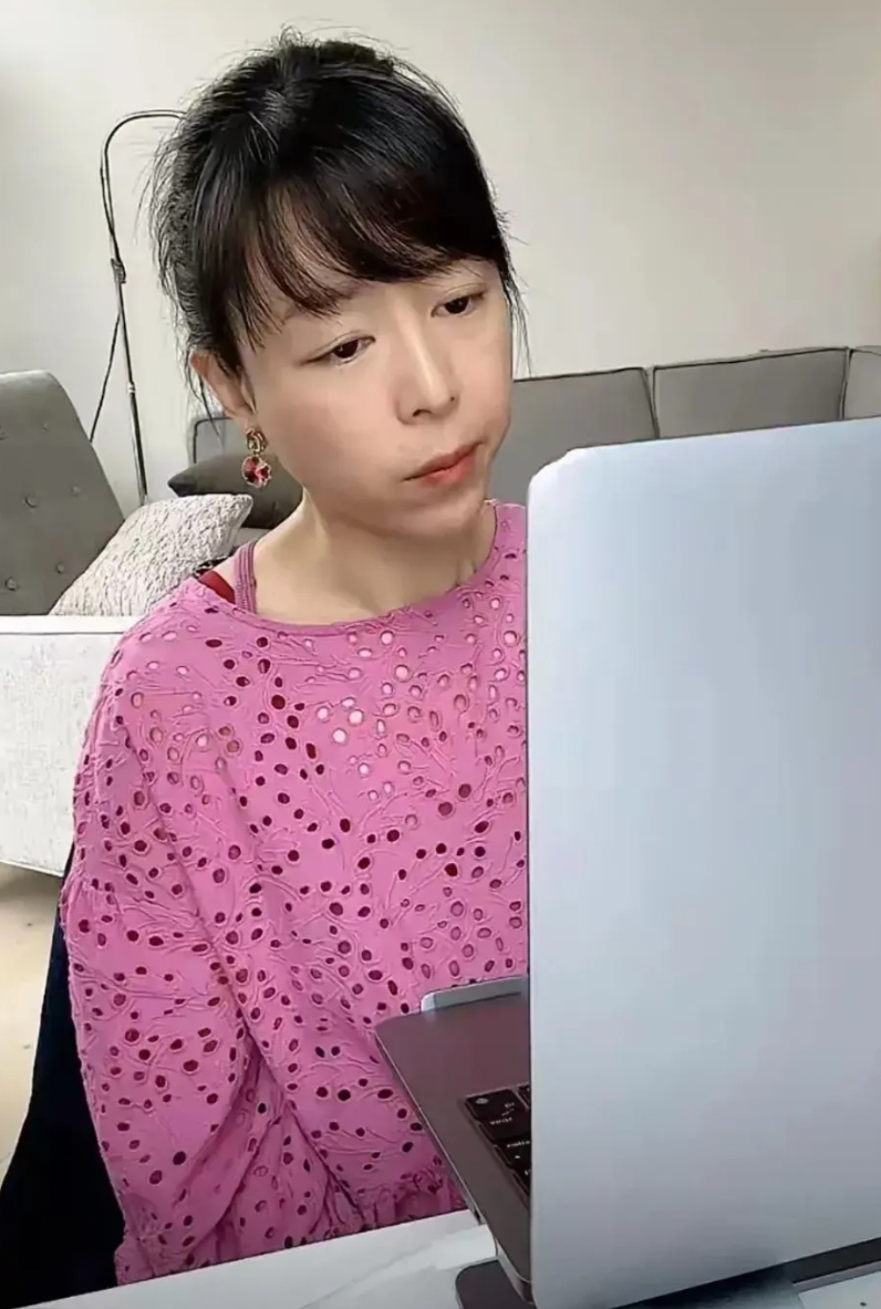 张静初这状态还有人找她演戏吗？
张静初现在也不演戏了，天天坐在那儿直播。啥也不说