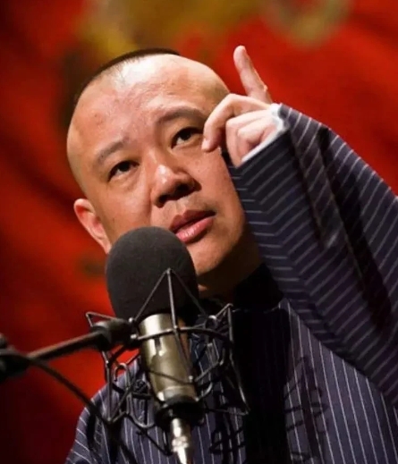 2012年，16岁的郭麒麟助演岳云鹏专场，因为经验不足导致冷场。深夜，郭德纲发微