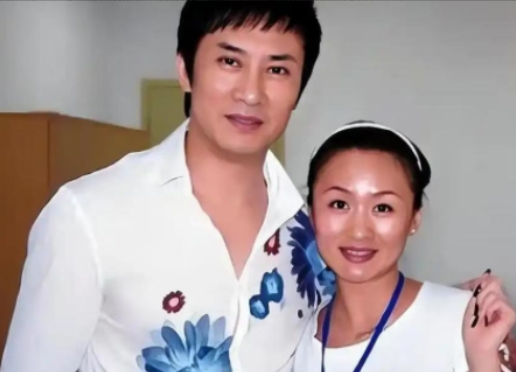 当年，富家女万小牧爱上了穷小子江涛，30年后，江涛成了知名歌唱家，万小牧却提出离