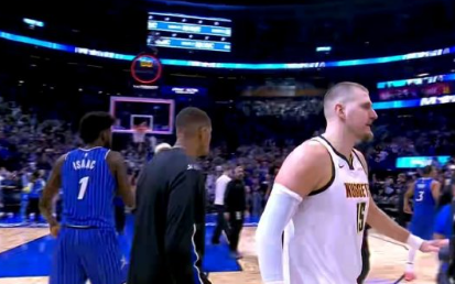 穆雷跳投绝杀不中，魔术主场1分险胜掘金！

约基奇34分21板12助，安东尼-布