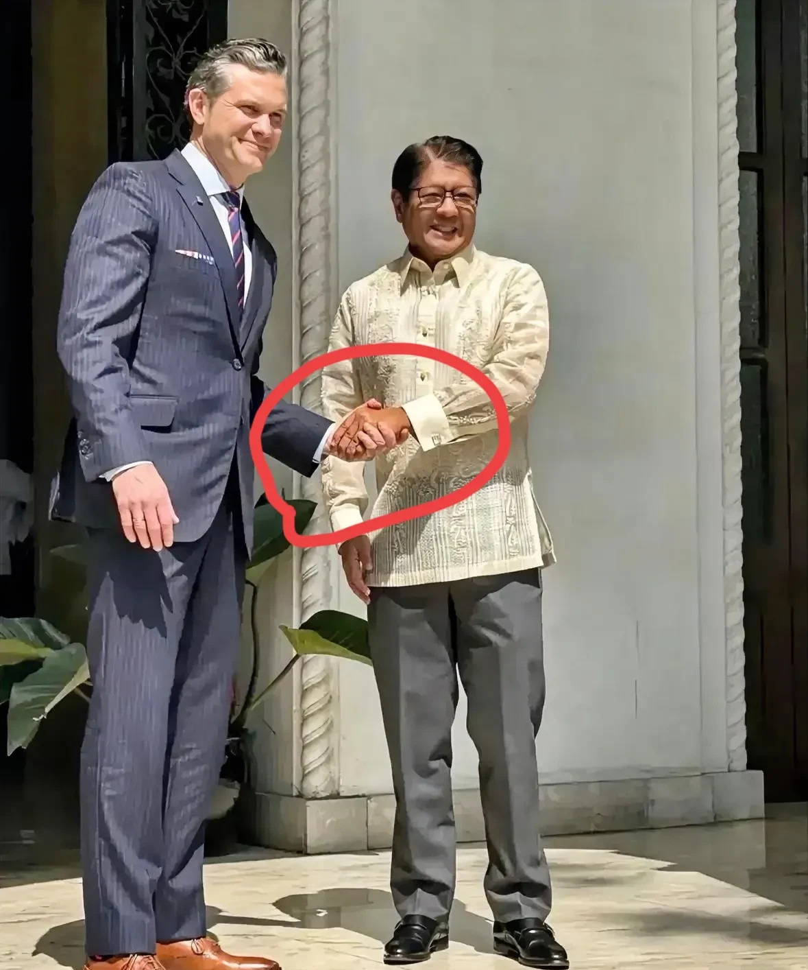 菲律宾想抱美国大腿











美国和菲律宾的关系现在有点乱，菲律宾总