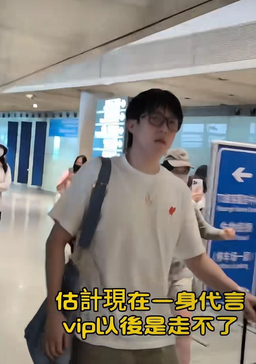 国乒抵达北京，终于平安落地了，可以好好休息了。
感觉坐了好久的飞机啊，昨天早上看