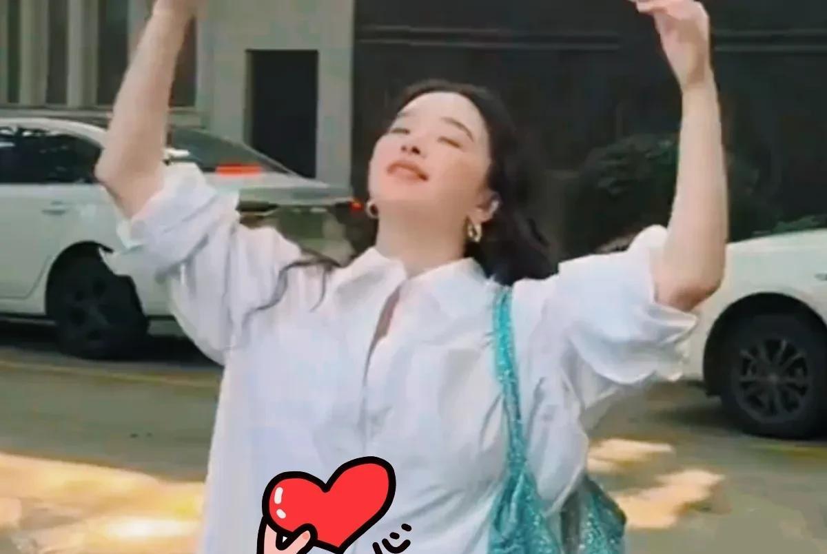 阚清子官宣怀孕，幸福满溢待新程
37岁的阚清子在直播中大方官宣怀孕喜讯，还透露孕