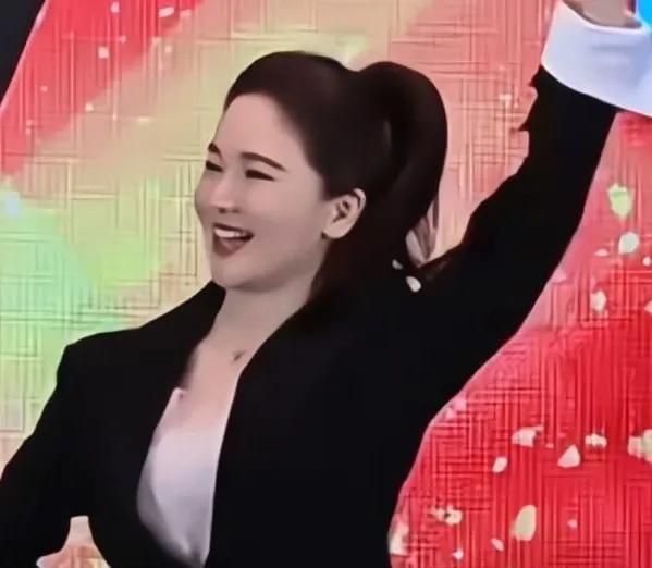 在咱印象里，明星都爱走高冷时尚路线，离普通人生活十万八千里。可48岁的左小青直接