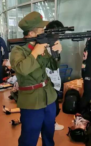 一看就是弱智夹头！