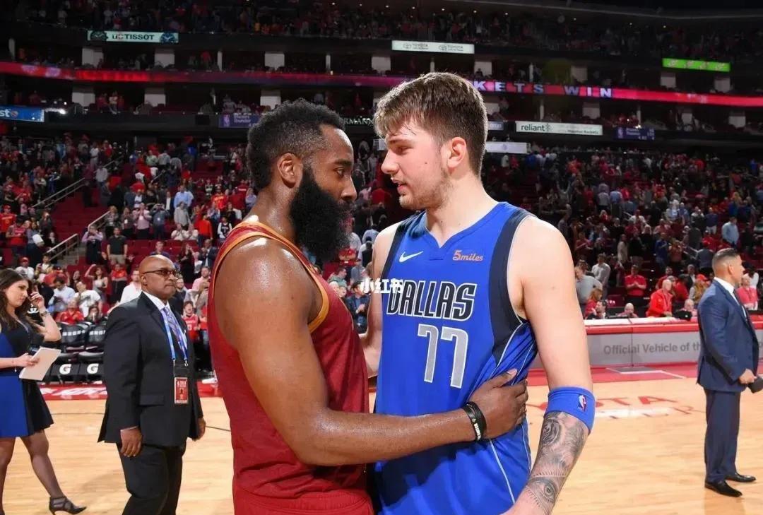 东契奇，又一个哈登？
有一个球迷，大概率是詹姆斯的铁杆粉丝，因为休赛期詹姆斯受冷