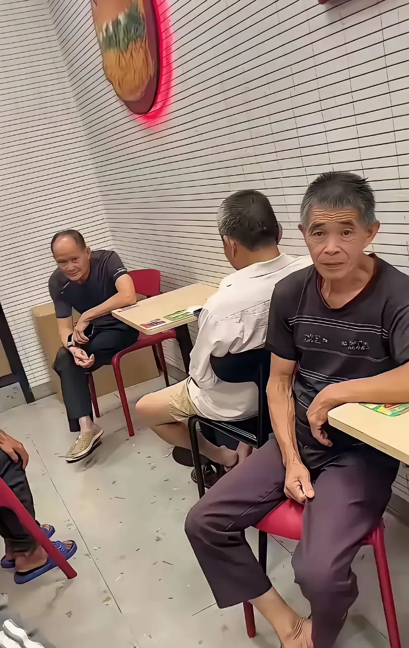 蜜雪冰城里面蹭空调的老人，赶也赶不走，说着也不听！主要是还影响生意，咋办呢？