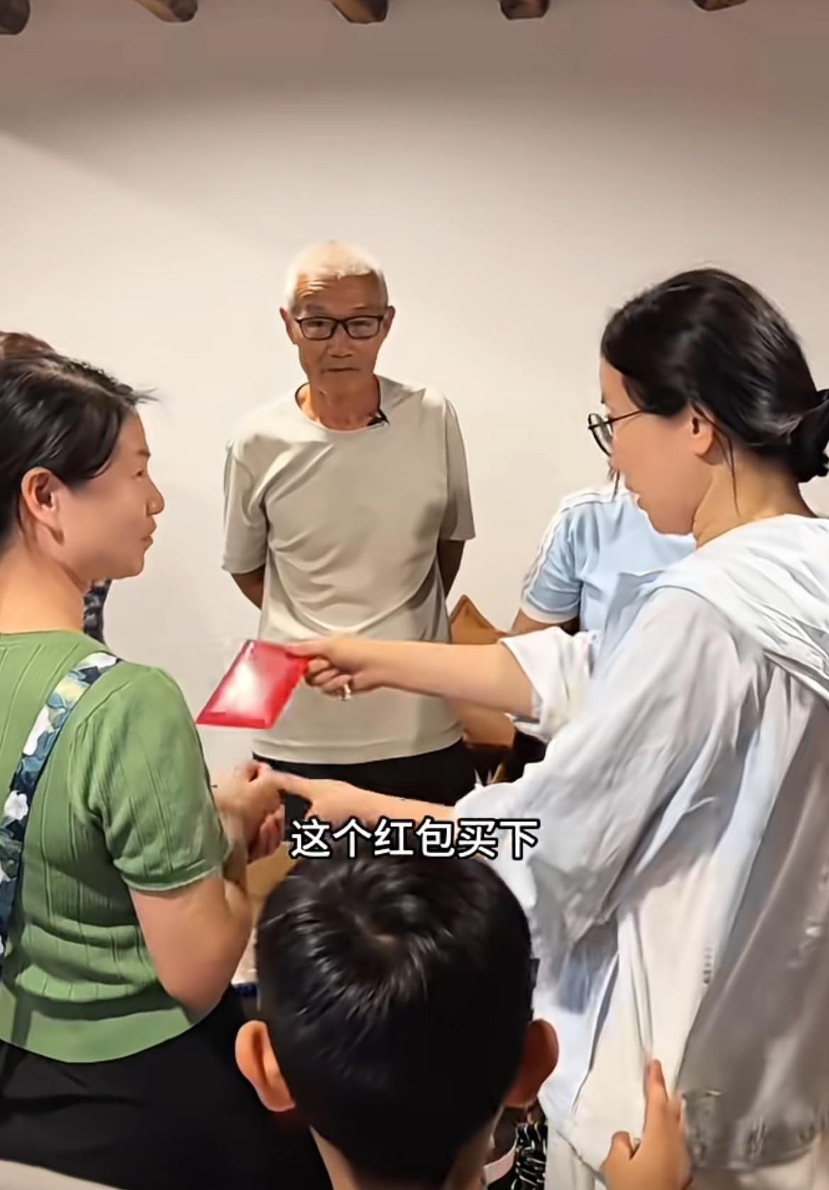 红姐这一番操作着实让人心里很不舒坦，全然不顾及情分，满心都是利益，不管谁见了都得