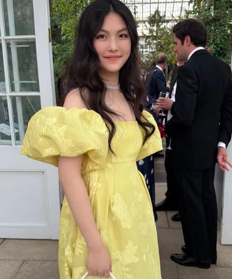 太美了，太美了！简直是最美二代
李湘的女儿王诗龄最新照片，浅笑嫣然，美丽又不失娇
