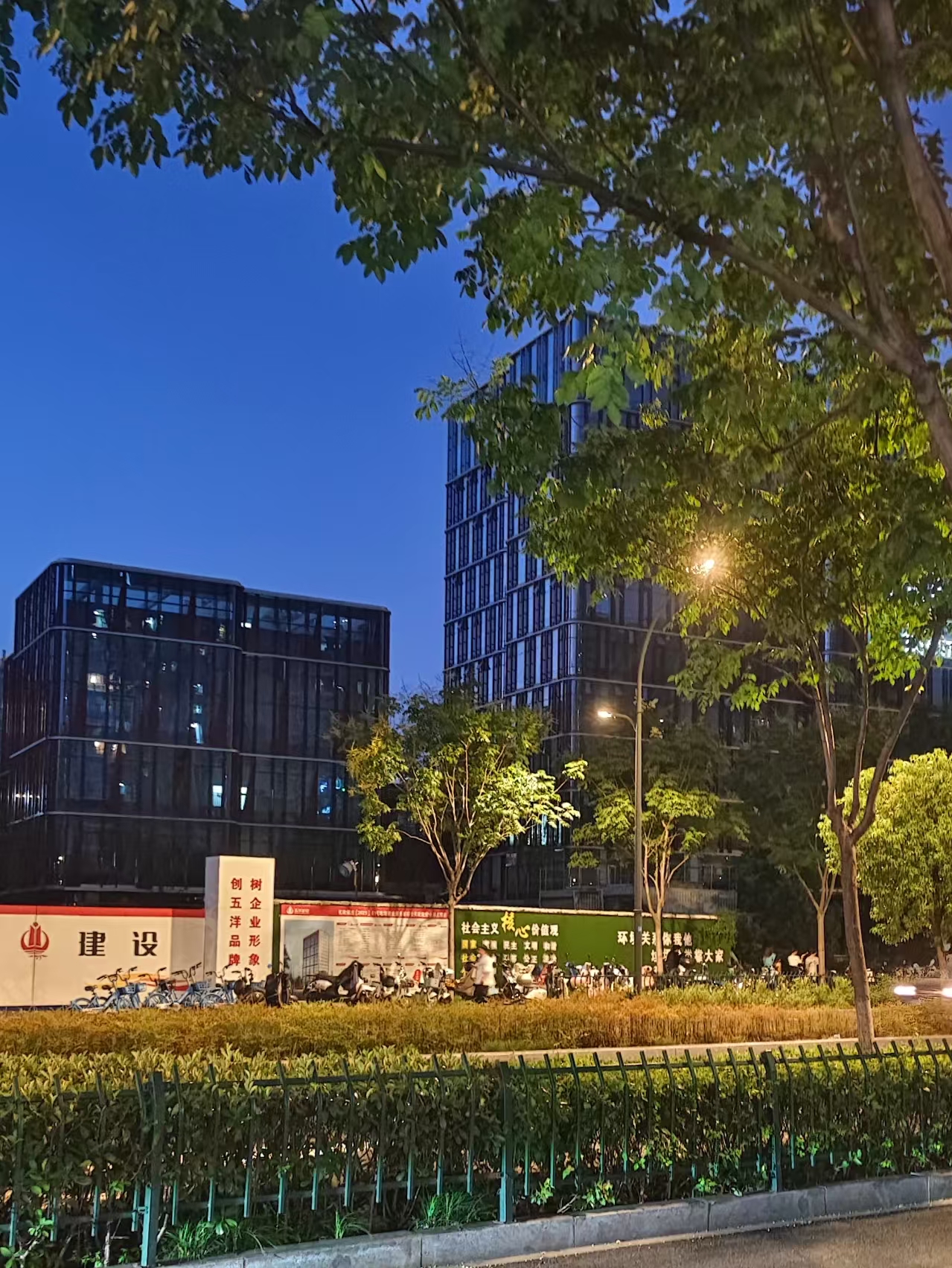 有高人预测，15年后中国可能会变成这样：
1、经济排到世界第一，但是钱却更难赚了