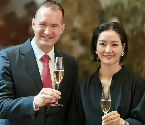 退役十年之后的李娜，皮肤变白了，人更年轻了。