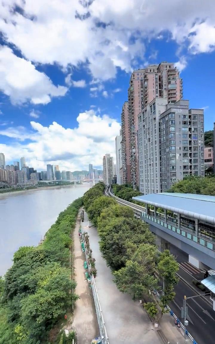 今天的蓝天白云真的太漂亮了，重庆给大家看一下。这是曾家岩地铁站，来了一个轻轨，真