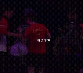 虽然德华这次没有陪孙颖莎去澳门，但这个戴眼镜的队医还是挺好的，等在场边接过了莎莎