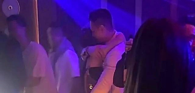 胡杏儿老公再爆争议言论











我的天哪！胡杏儿老公李乘德说啥？就