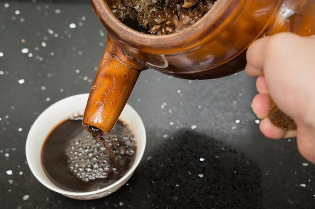 经验不带走，中医要传承
1：一个长期腹泻者，怎么用药都无效，师傅说：艾灸一下关元