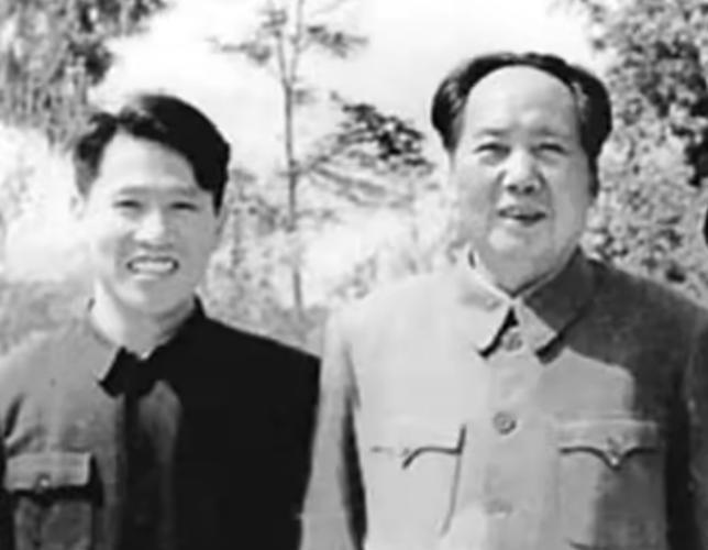1976年9月9日，当一男子得知毛主席逝世后，当即便拿起了剪刀直接冲向了毛主席的