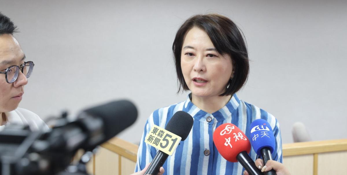 卷黄国昌狗仔门！王鸿薇与《联合报》记者互呛无言、受宠若惊
民众党主席黄国昌“狗仔