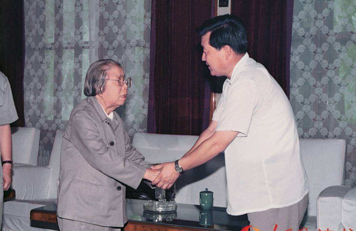 《辽沈大地改革潮》收录的1986年8月3日，时任政协主席邓颖超，在辽宁大连和省政