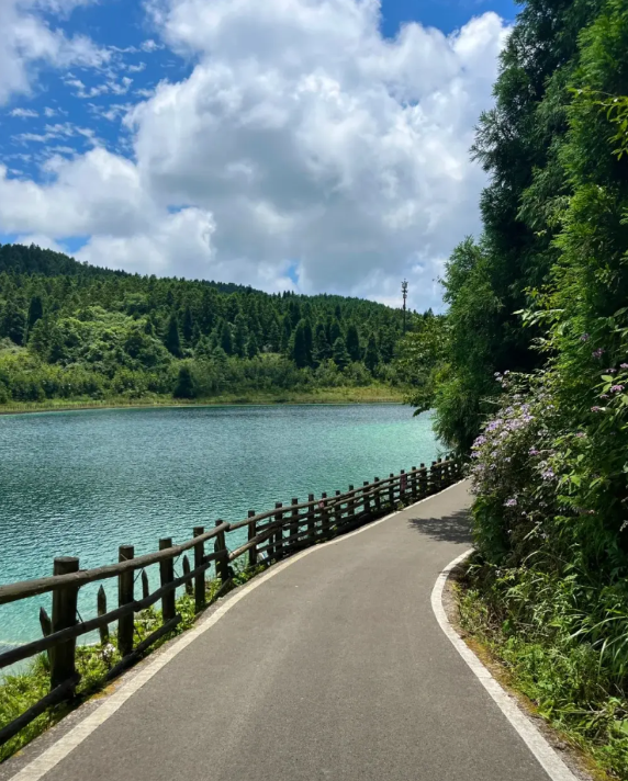 【游客发现武陵山天池底为304不锈钢，景区回应：为了把水关住修的不锈钢】
据潇湘