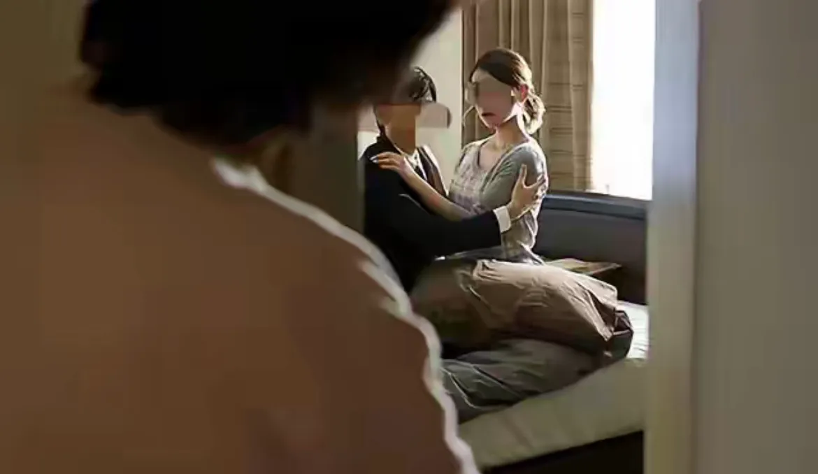 江苏盐城，男子外出辛苦打工，凌晨才回家，结果发现妻子正在与一名男子偷情。男子怒不