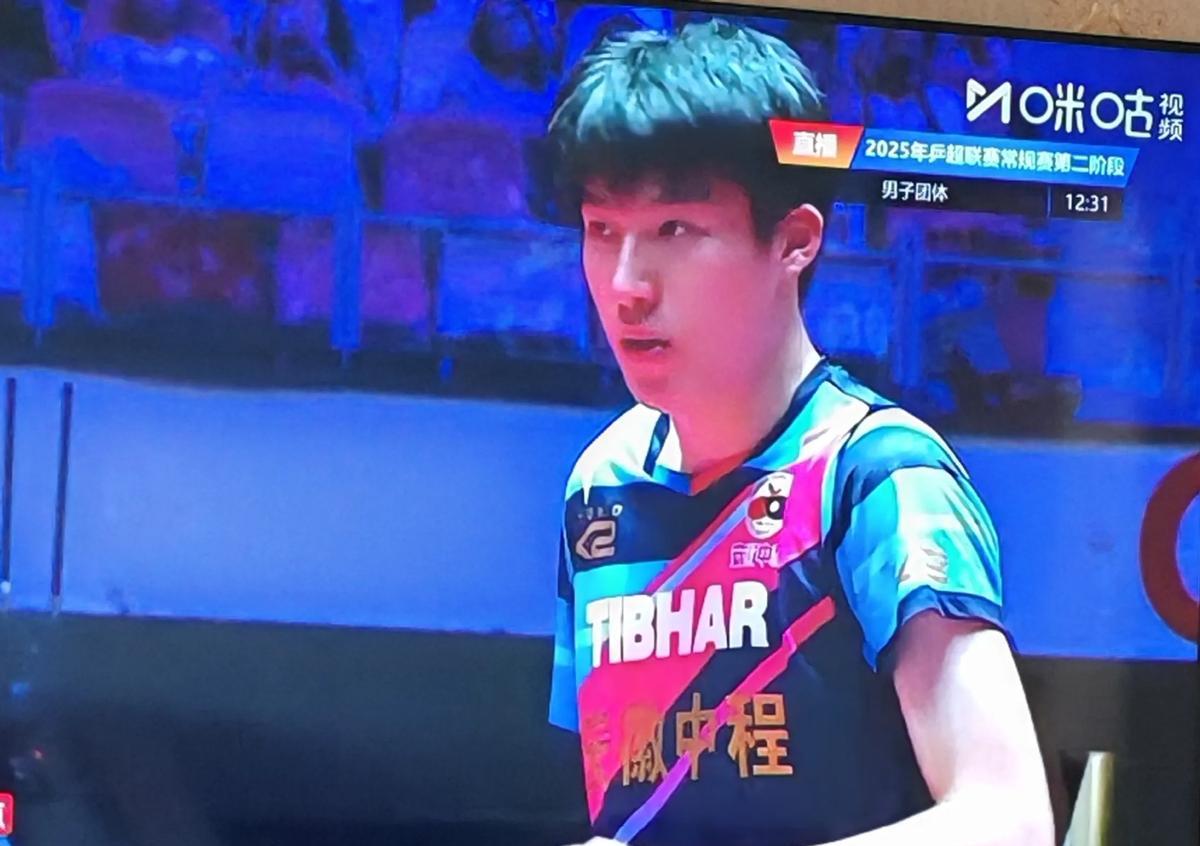 17岁新星被3:0打懵
关键分狂掉链子！
温瑞博昨晚连救6局点仍吞蛋。10比12