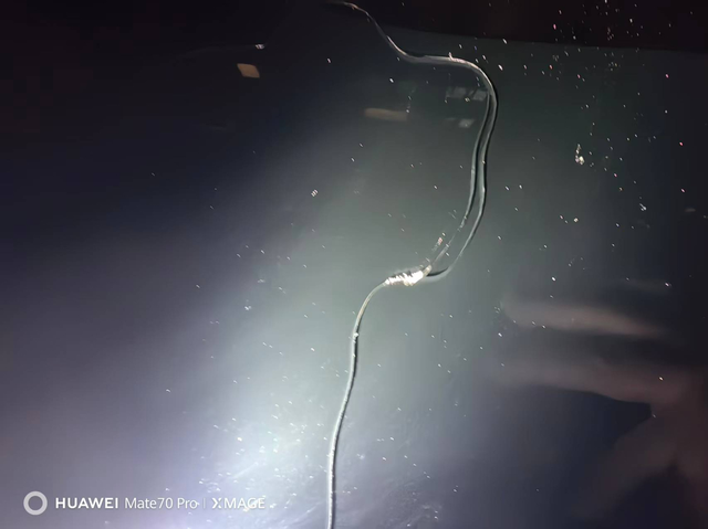 理想L8车顶玻璃莫名开裂纹厂家踢皮球
两年的理想L8，所在地北京，就在前一阵降温