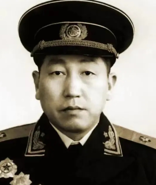 1947年，一个副司令路过湖北黄安时，经过老家村子，就上前敲开了自家大门，十八年