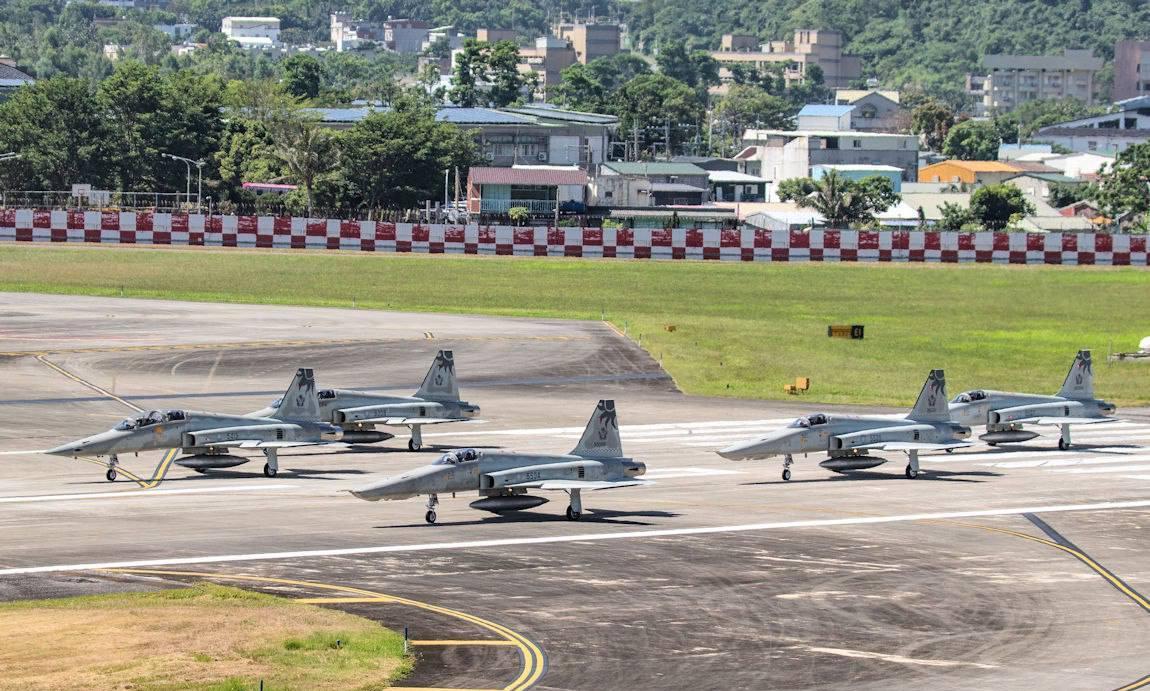 7月4日伪台空军在台湾花莲佳山空军基地举行最后一批5架F-5战斗机退役仪式。 F