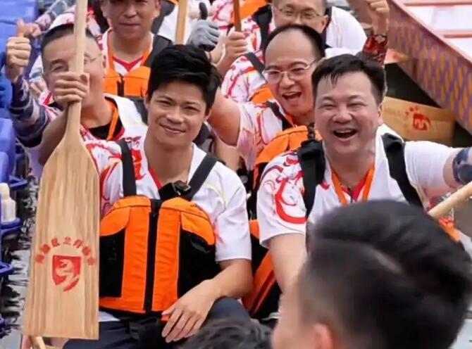 亚洲飞人苏炳添跨界挑战龙舟赛，竟直言“好累”!
近日，中国田径短跑名将苏炳添在广