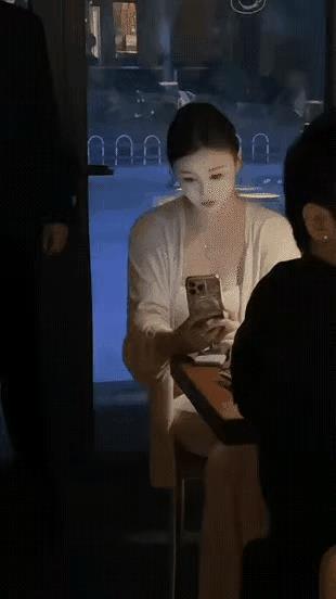这小姐姐应该还不错吧？
老妹你相亲就相亲，老看我干哈？
把我都整不会了[捂脸]