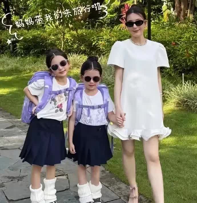 郭富城的妻子方媛带着两个女儿去游玩儿时的画面。这画面太壮观了吧！尤其是这两位千金