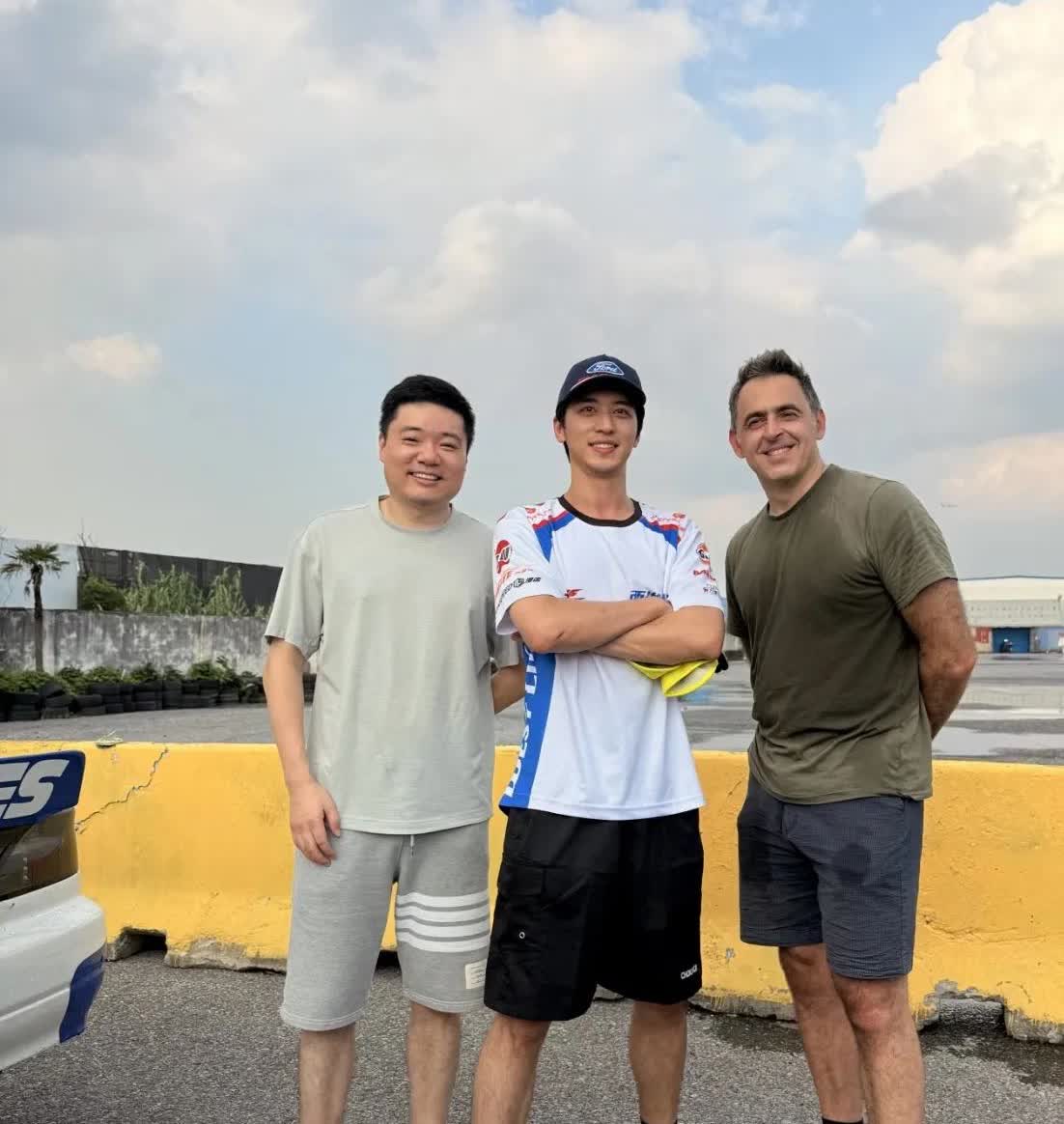 38岁的丁俊晖和“火箭”奥沙利文现身上海赛车漂移场地。
上海的天气真是热啊，奥