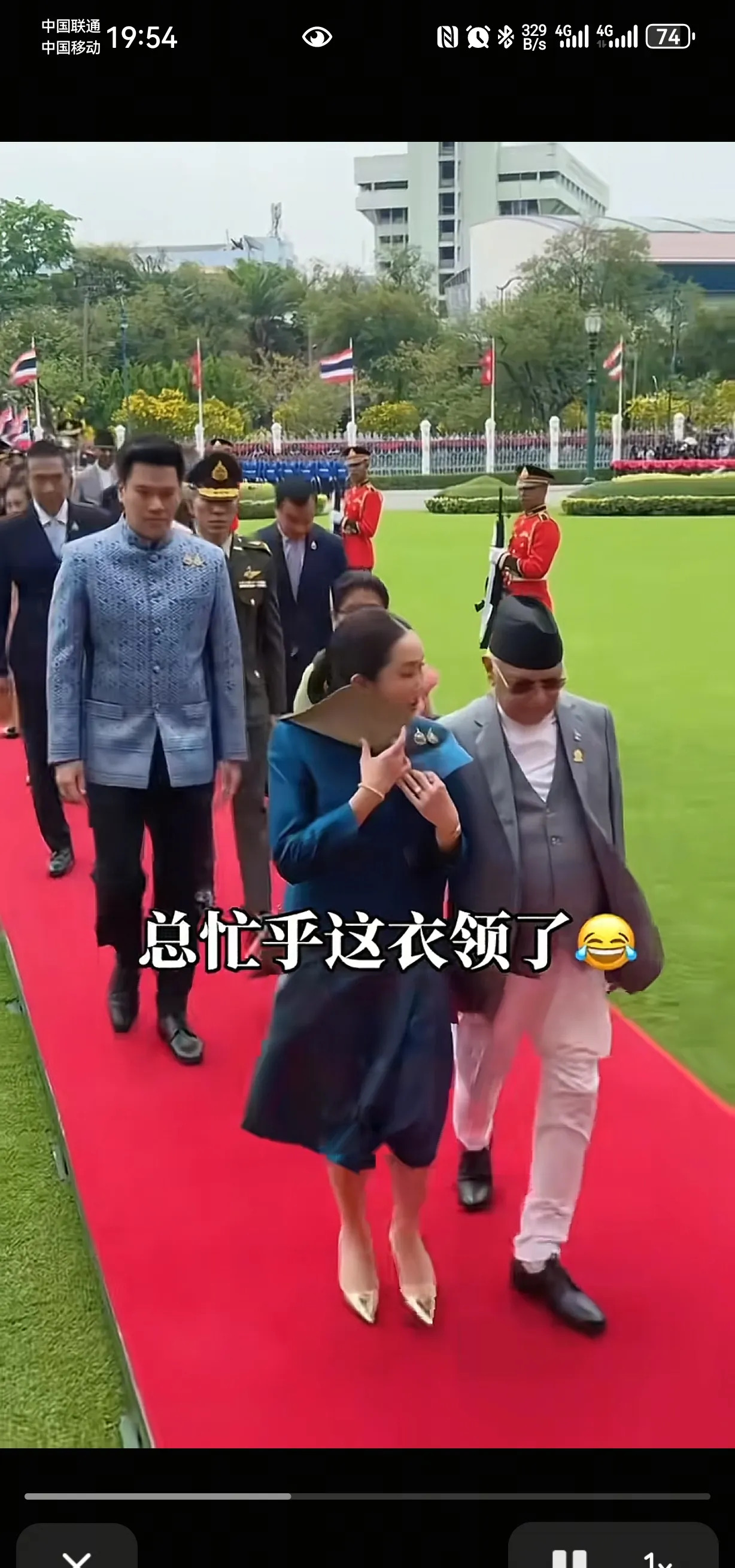 尼泊尔总理访泰遇尴尬











你敢信？尼泊尔总理出访泰国，竟然被一