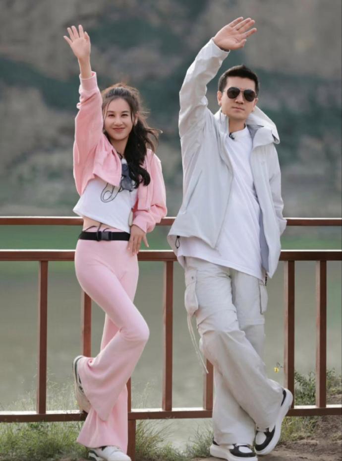 黄圣依13岁大儿子安迪香港上学，杨子陪他到新学校，晒近照自夸 ​​​