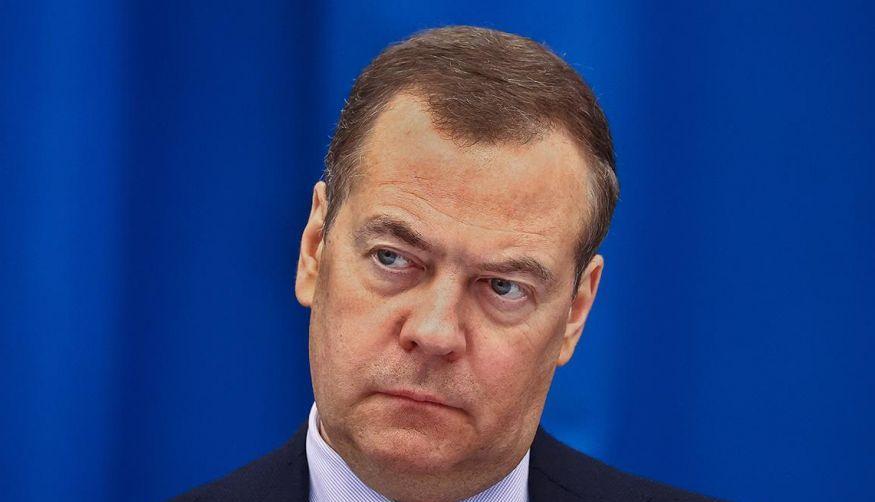 “鸡舍国王”！马克龙再次提议考虑向乌克兰派遣欧洲维和部队，梅德韦杰夫：“这只嘶哑