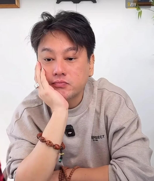 如今全网最尴尬的人应该是朱孝天吧，
F4组合出身的他曾经火遍全中国，如今学着人家