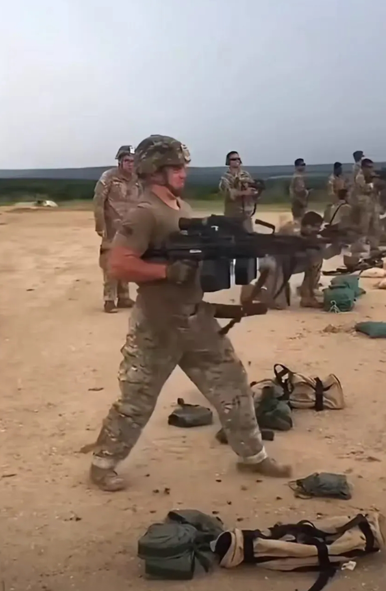 现在终于明白为什么美国的军费每年都那么高了，看人家美军的训练，别人都是一支枪训练