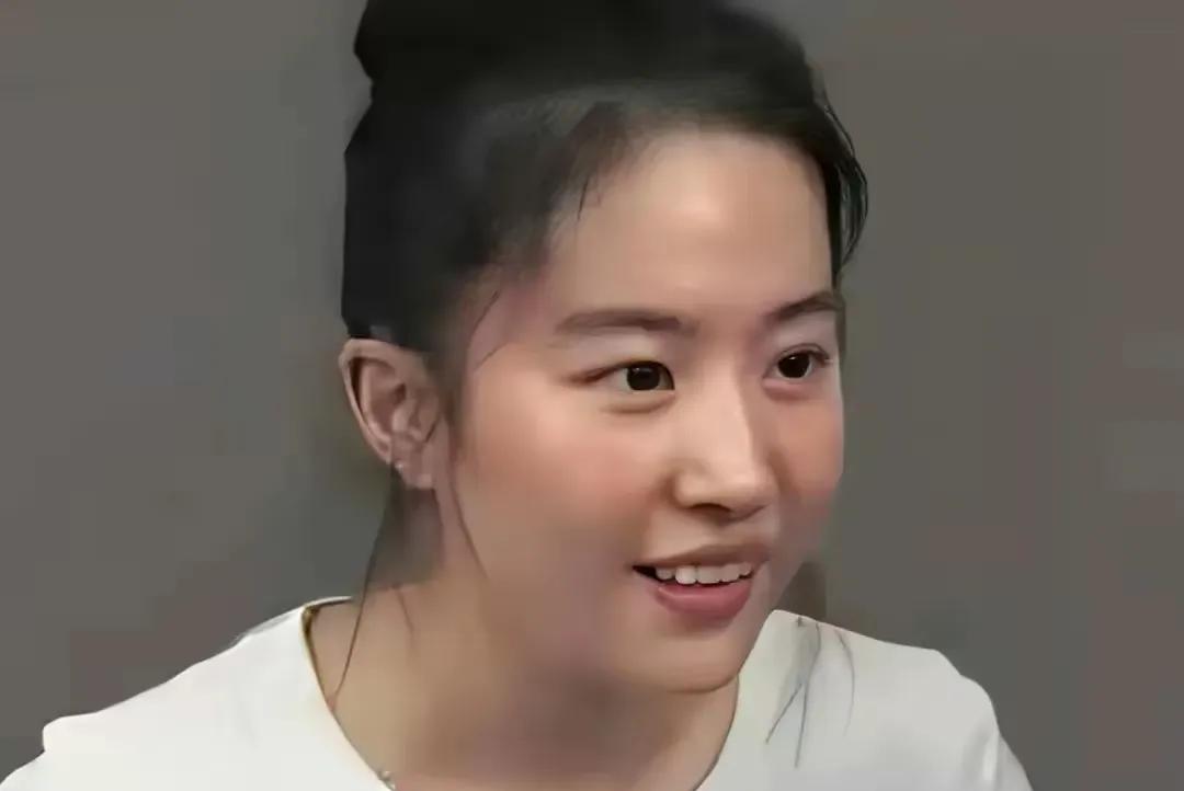 刘亦菲素颜出镜和路人无差别，仙女姐姐还是要身材管理一下啊，现在这样子没有办法说天