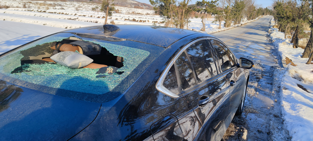 变敞篷车了
买了20天左右的君威后挡风玻璃爆了。4儿子店说人为造成的，车停公司3