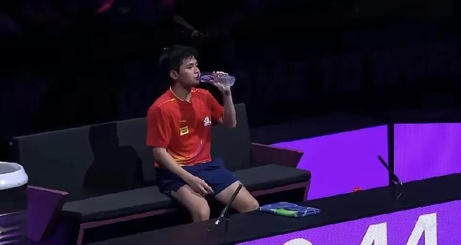 重庆冠军赛结束了，给林诗栋几点建议！
第一，不要留恋于世界排名第一，这个位置很危