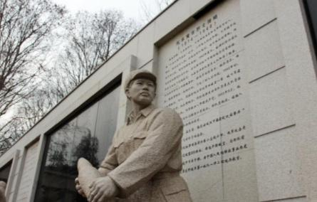 一天半夜，一个日本士兵翻墙进入老农家里，手中攥着一把钞票，从门缝塞入了屋里。低声