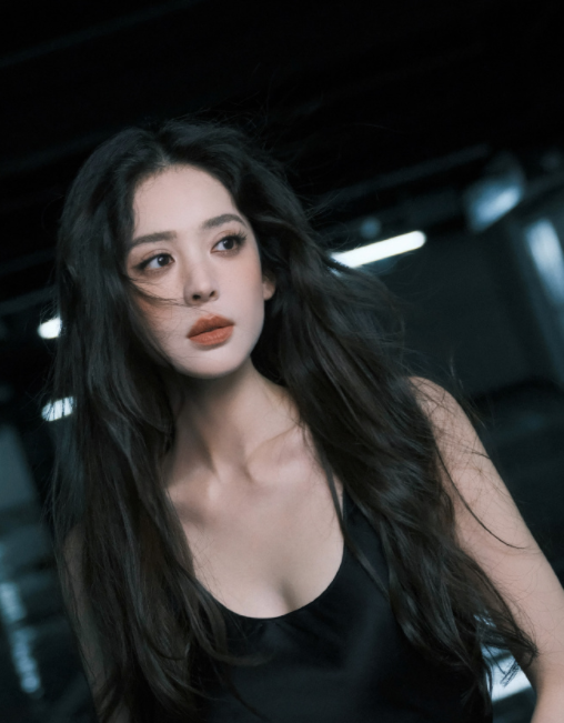 娜扎的黑色系妆造，超不错的，这美感超nice的，喜欢！