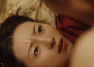 隋末，李密护送杨广的萧贵妃回扬州，途中客栈休息时，李密夜里偷偷爬到萧贵妃的床上，