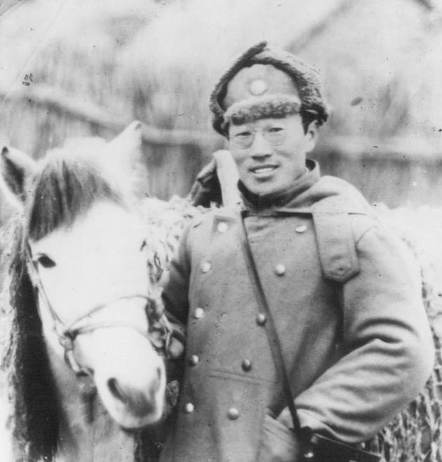 1942年，蒋介石本想秘密处决万毅，却被万毅觉察到，于是，就趁守卫不备逃了出来，