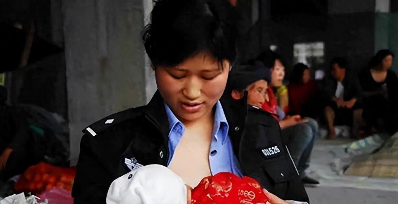 2008年，汶川女警揭衣露乳哺育9婴，归来连升四级，最后结局泪目。
这位英雄母亲