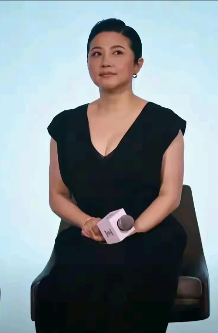 天呐，她怎么胖成这样了？又黑，又老，又胖，差点没认出来，变化真是太大了，看你能认