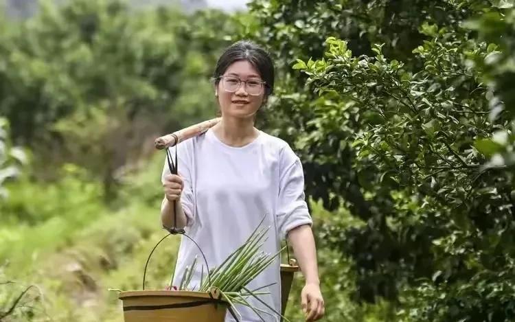 扁担女孩”露面接受采访了  
在采访中，她透露了家里的主要经济来源。  
当看到
