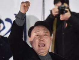 咱也不清楚尹锡悦在做检察官的时候，难道他碰到的被告也是这么耍无赖的！
尹锡悦已经